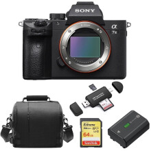 Sony A7 III täyden kehyksen peilittömän kameran runkopaketti, jossa 64 Gt SD-kortti, NP-FZ100-akku, kortinlukija ja laukku