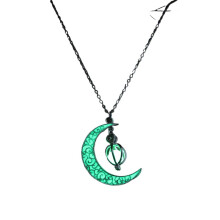 Collar con colgante de calabaza lunar y piedra luminosa