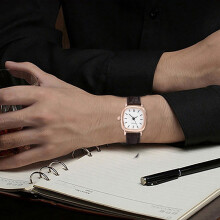 Vierkant quartzhorloge voor dames met retro design.