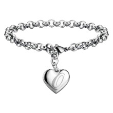 Armband met hartvormige bedeltjes van roestvrij staal en alfabetletters.