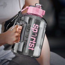 BPA-vrije, lekvrije waterfles van 1,6 liter met handvat.