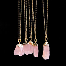 Colar com pingente de quartzo banhado a ouro e pedra natural.
