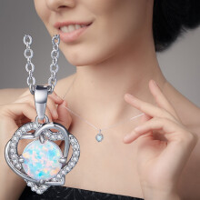 Collar con medallón de girasol y gargantilla de piedra, con cuentas en forma de corazón.