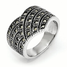 Anillo de acero inoxidable con marcasita, pulido y envejecido.