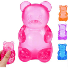 Zachte, doorschijnende roze stressbal in de vorm van een gummybeer, een prettig knijpbaar sensorisch speeltje, perfect als Valentijnsda