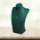Support buste à bijoux en velours vert 30 cm 1