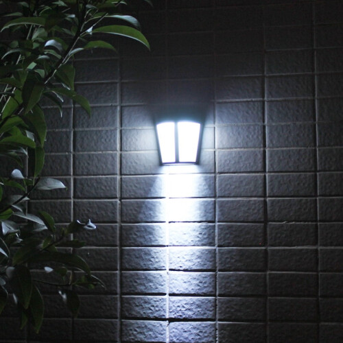 Luminária de parede solar com 6 LEDs para quintal e jardim.