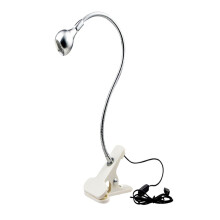 Lampada da scrivania a LED Leott con USB e supporto a clip.