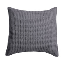 Cojín decorativo Levtex Home Mills con diseño de gofre, color carbón, 20x20 pulgadas.