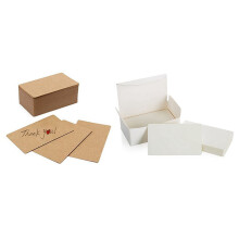 100 stuks blanco visitekaartjes van kraftpapier met tekstkaartjes en 100 stuks blanco visitekaartjes van wit karton met berichttekst.