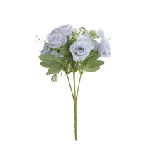 Strauß aus weißen Seidenrosen, rosa dekoratives Blumenarrangement