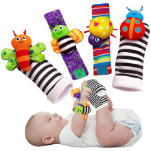 Meias de bebê com chocalho nos pulsos e nos pés para bebês de 0 a 6 meses.
