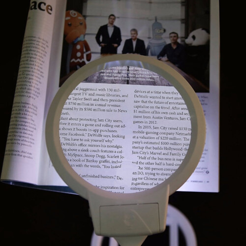 Desktop magnifying glass with light and foldable stand 1