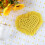 Sottobicchiere a forma di cuore in cotone intrecciato con nappe 3
