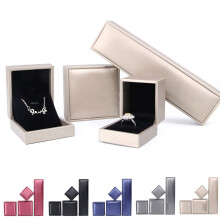 Kunstleren displaydoos voor hangers, ringen, armbanden, kettingen en andere sieraden.