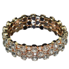 Luxe damesarmband met meerdere rijen ingelegde kubische zirkonia, perfect als feestelijk sieraad of cadeau.
