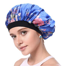 Innovative, doppellagige Nachthaube aus seidigem Satin, ideal für Haarpflege und -schutz; hochelastisches Material sorgt für sicheren und bequemen