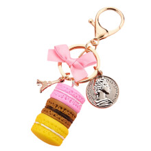 Chaveiro com pingente da Torre Eiffel, design elegante e charmoso com laço, perfeito para decorar bolsas e carros. Um acessório estiloso para suas