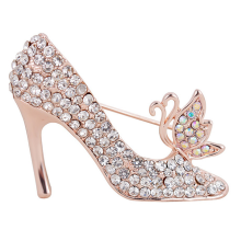Broche élégante en forme de talon haut ornée de cristaux, cadeau idéal pour femme. Agrémentée de strass et dotée d'une base en alliage doré,