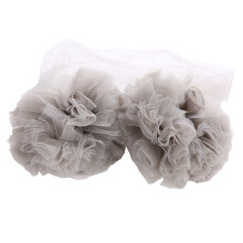 Ornement en tulle et mousseline réutilisable, inspiré d'un bloc fusible. Design léger et élégant, créant une ambiance chaleureuse. Idéal pour