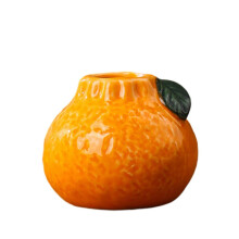 Vase citron en céramique à la surface texturée et aux couleurs vives, idéal pour décorer un bureau, une étagère ou votre intérieur.