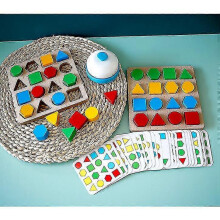 Speelgoed voor kinderen om geometrische vormen te matchen, educatief en interactief tafelspel voor ouder en kind.