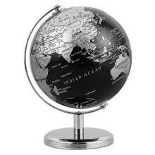 Antiker Globus aus schwarzem Metall als Schreibtischornament für Büro, Arbeitszimmer und Regal.