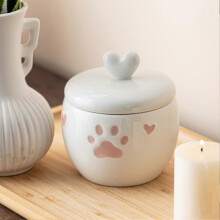 Urna de cerámica sellada para cenizas de mascotas con diseño decorativo en forma de corazón para exhibición conmemorativa