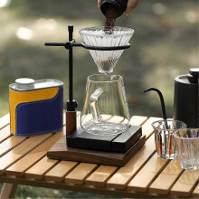 Cafetera de goteo vintage con base de madera, soporte clásico para preparar café por goteo para amantes del café.