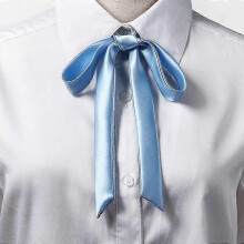 Papillon vintage in raso, elegante cravatta con nastro alla moda per eventi formali e occasioni speciali.