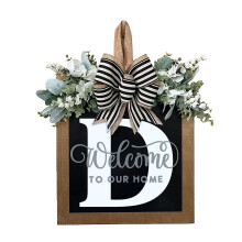 Guirlanda personalizada com laço em madeira de eucalipto e juta, ideal para decoração de portas durante todo o ano. Perfeita para qualquer entrada