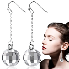 Bijoux rétro pour femme, accessoires inspirés des années 70, boucles d'oreilles boule à facettes légères et confortables, idéales à offrir.
