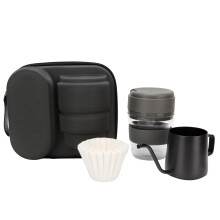Kit de préparation de café compact pour les nomades : tasse réutilisable avec couvercle hermétique et éléments pliables, le tout dans une