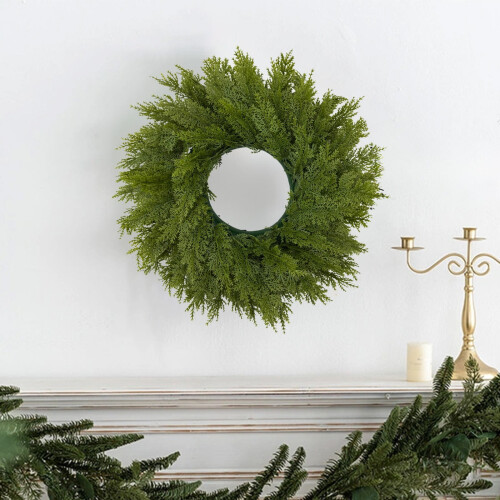 Guirlanda de Natal com fita e pinhas, para uso interno e externo.