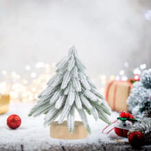 Árvore de Natal em miniatura com base de madeira e escova de garrafa.