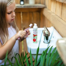 Strawberry Flavoured Children’s Toothpaste Organic Vegan 0 to 36, SLS and Paraben Free, Azeta Bio 50ml (Strawberry)