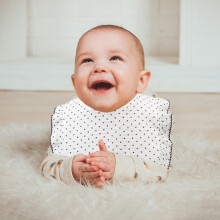 1Babyslabbetje Wit Katoen Met Schattige Prints En Snelsluiting