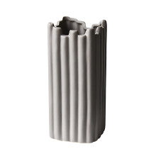 Vase incassable en plastique à ouverture irrégulière, vase décoratif polyvalent pour salon, chambre ou table.