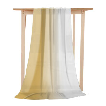 Chemin de table de mariage élégant en mousseline transparente dégradée avec délicates découpes, filtrant la lumière, pour une longue