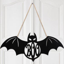 Decorazioni di Halloween: pipistrello da appendere alla porta. Decorazione di Halloween: pipistrello in legno da appendere alla porta.