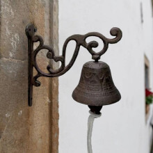Vintage Rustic Cast Iron Outdoor Dinner Bell, Large Metal Wall-Mounted Doorbell for Farmhouse Outdoor