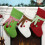 Chaussette de Noël verte en maille torsadée avec écharpe 2