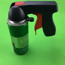 La pistola a spruzzo con attivazione a grilletto è dotata di un'impugnatura dal design ergonomico.