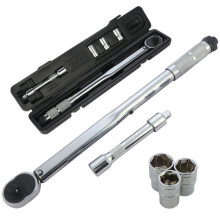 Chiave dinamometrica da 1/2" 28-210Nm con 3 bussole 17/19/21mm e 1 prolunga, in acciaio al vanadio.