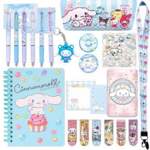 Cadeauset met schoolspullen: etui, balpennen, sleutelhangertje, stickers, bladwijzers, keycord en schrijfblok.