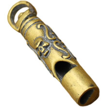 Fischietto in ottone con ciondolo a forma di teschio, ideale per campeggio, escursionismo, decorativo e portatile.