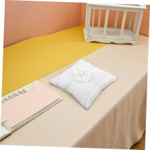 Elegante cuscino quadrato per fede nuziale con fiocco e motivo floreale.