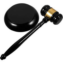 Martello da giudice in legno con base nera, piccolo martello da tribunale per aste e riunioni legali.