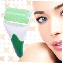 Appareil de massage facial portable et léger pour soulager les poches du visage, avec poignée verte lisse.