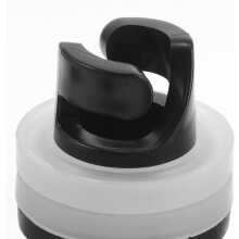 Adaptateur portable pour valve de kayak gonflable, en plastique noir avec joint en caoutchouc blanc.